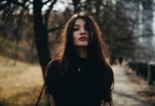 Bluzki damskie z koronką – delikatność i szyk w jednym Bluzki damskie z koronką – delikatność i szyk w jednym