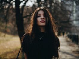 Bluzki damskie z koronką – delikatność i szyk w jednym Bluzki damskie z koronką – delikatność i szyk w jednym